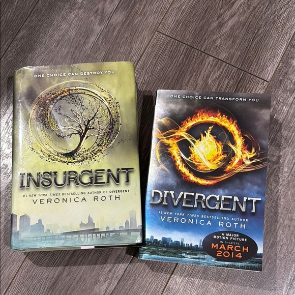 Divergent series by Veronica Roth: Insurgent and Divergent (book 1&2) - Picture 1 of 2